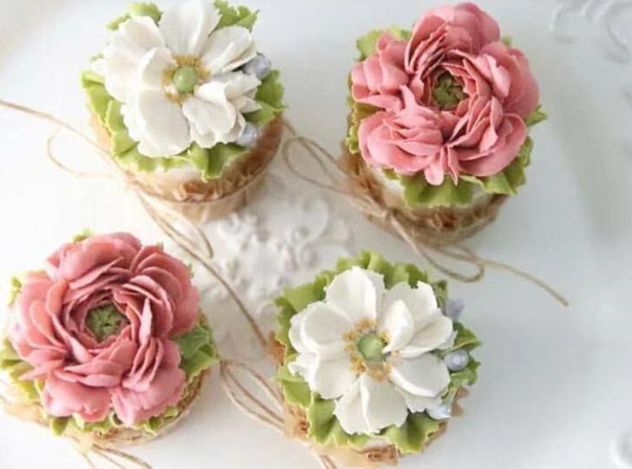 How to make roses on a cake