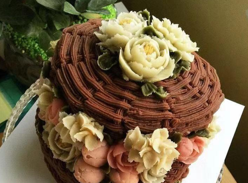 How to make roses on a cake