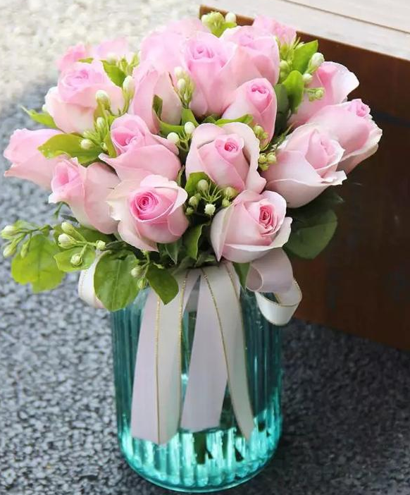 Do roses need sunlight in a vase