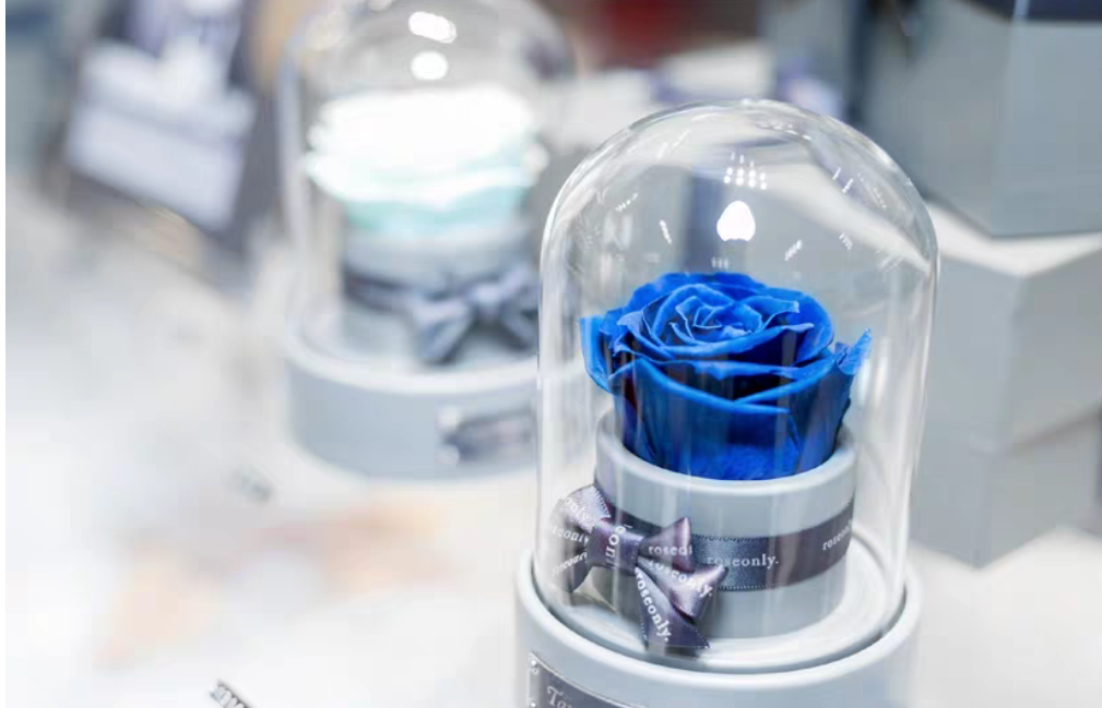 What are forever roses made of