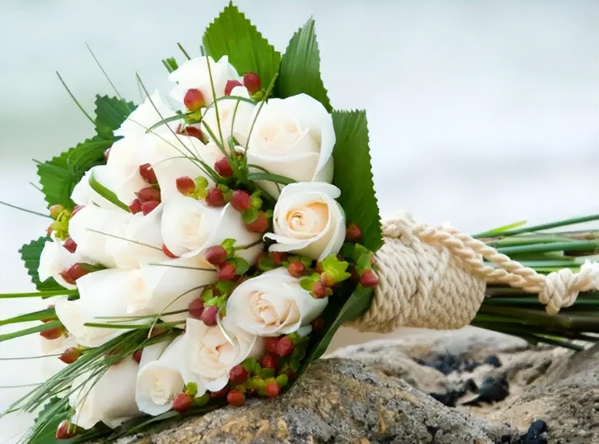 What does white roses mean to a woman