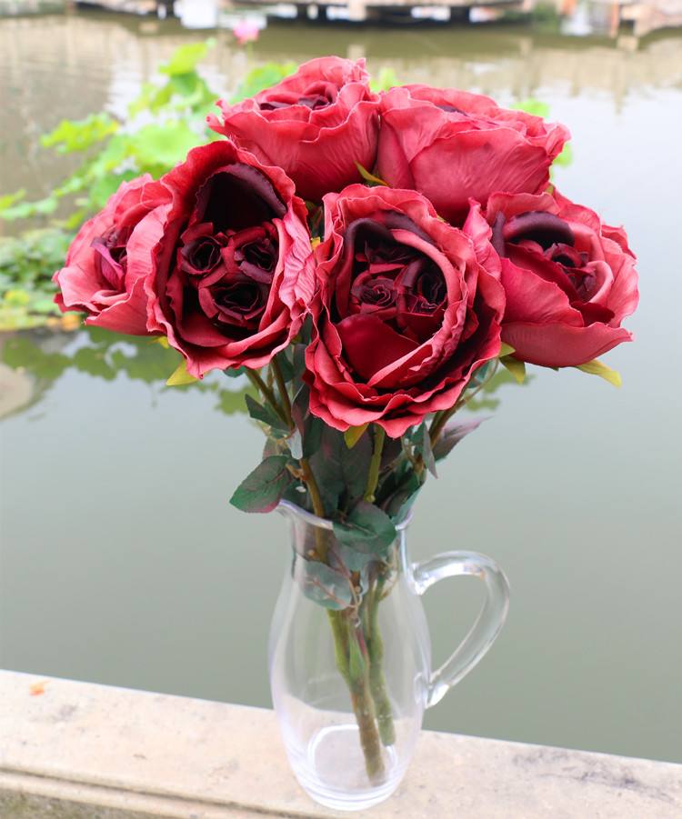 How long do roses last in water