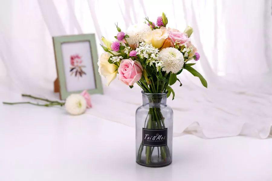 How long do roses in a vase last