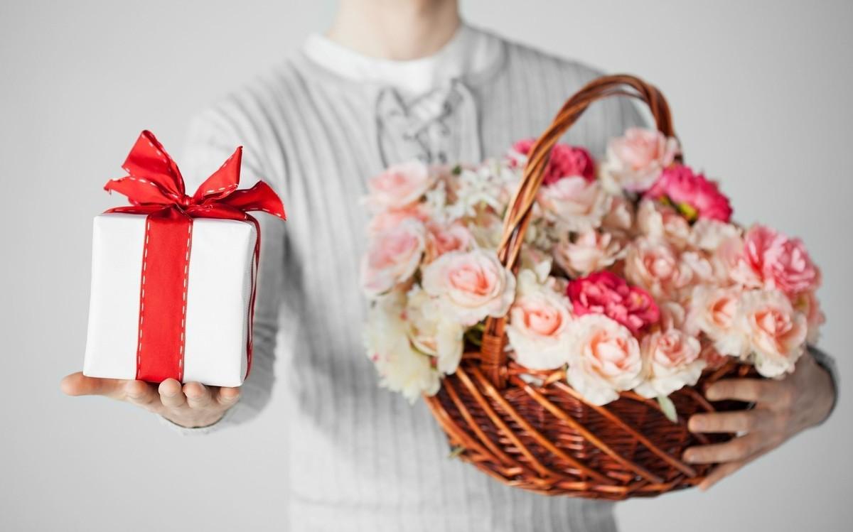What to put in roses water to last longer